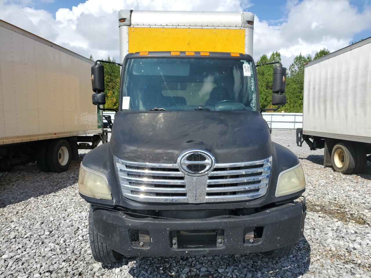 Lot #3266691360 2010 HINO 258/268