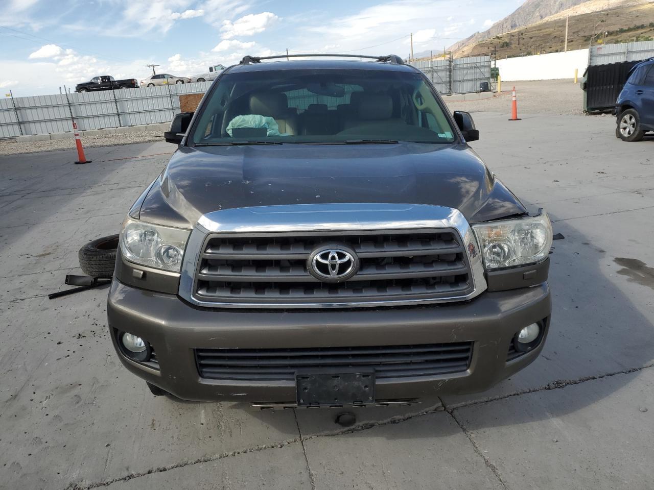 TOYOTA SEQUOIA SR5