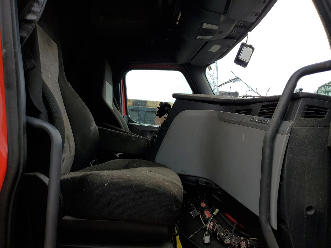 Lot #3278722629 2020 FREIGHTLINER CASCADIA 1