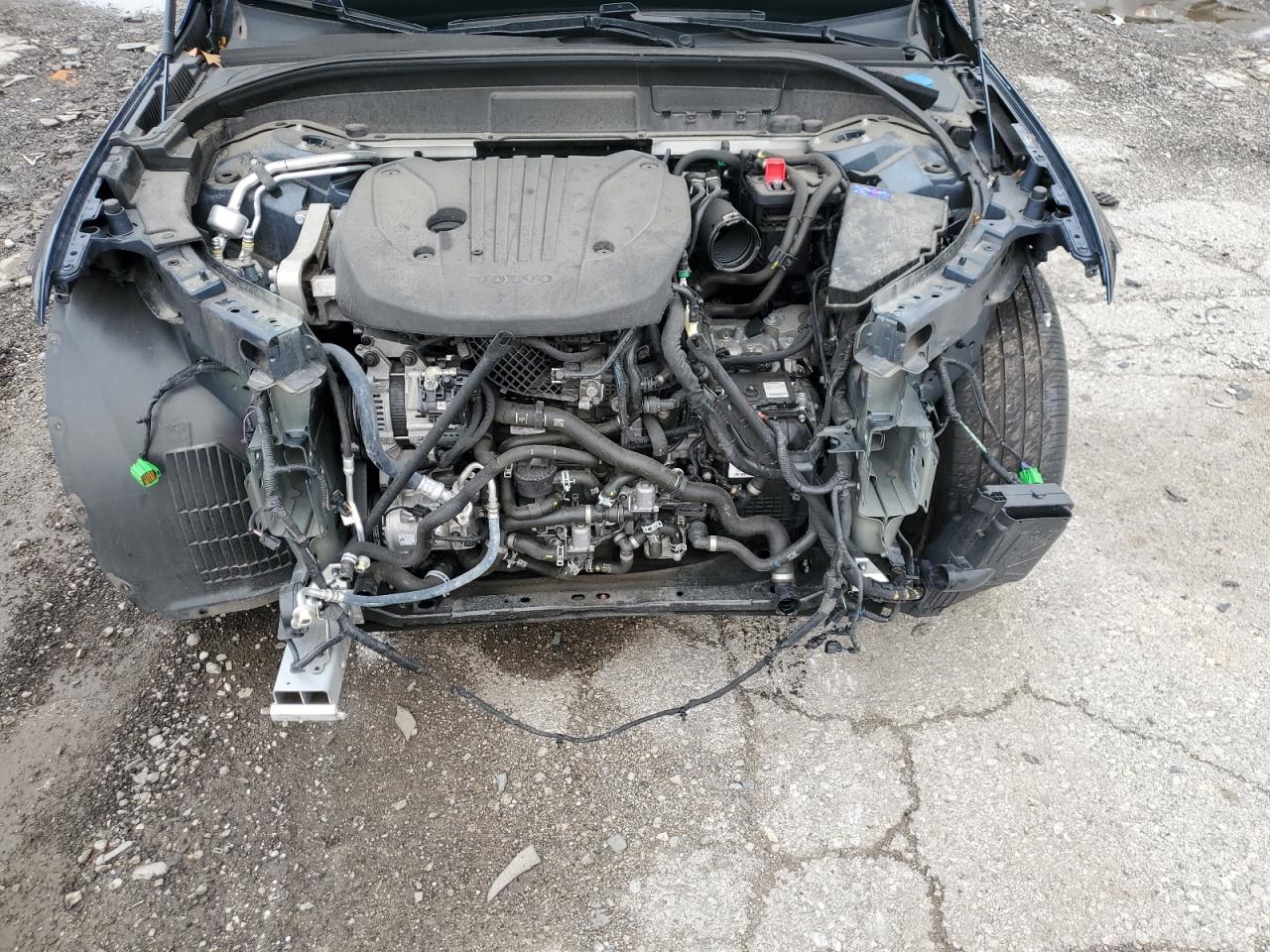 VOLVO XC60 B5 MOMENTUM