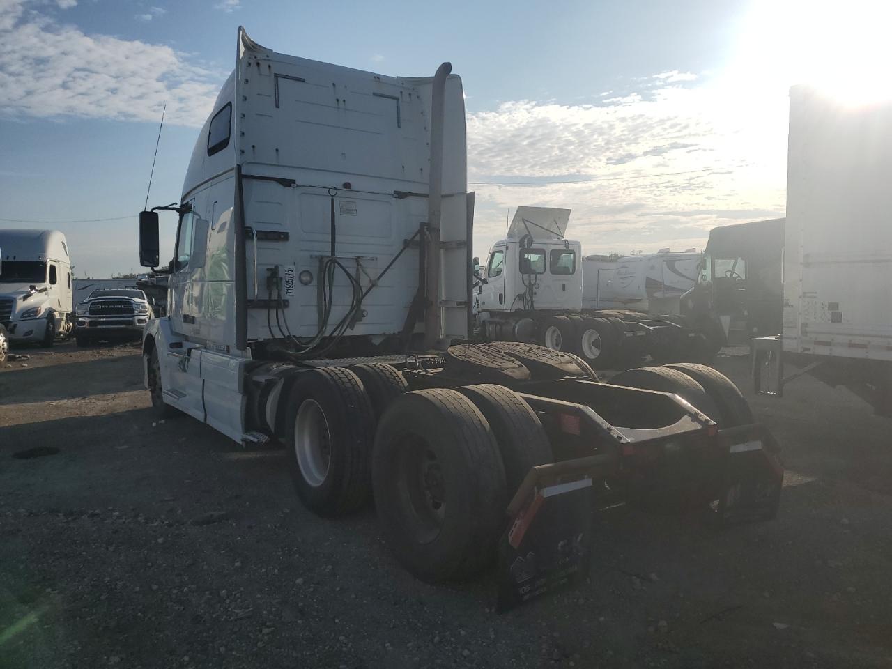 Lot #3241518385 2017 VOLVO VNL