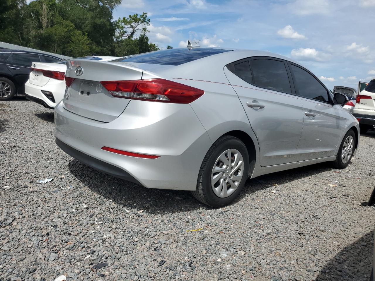 HYUNDAI ELANTRA SE