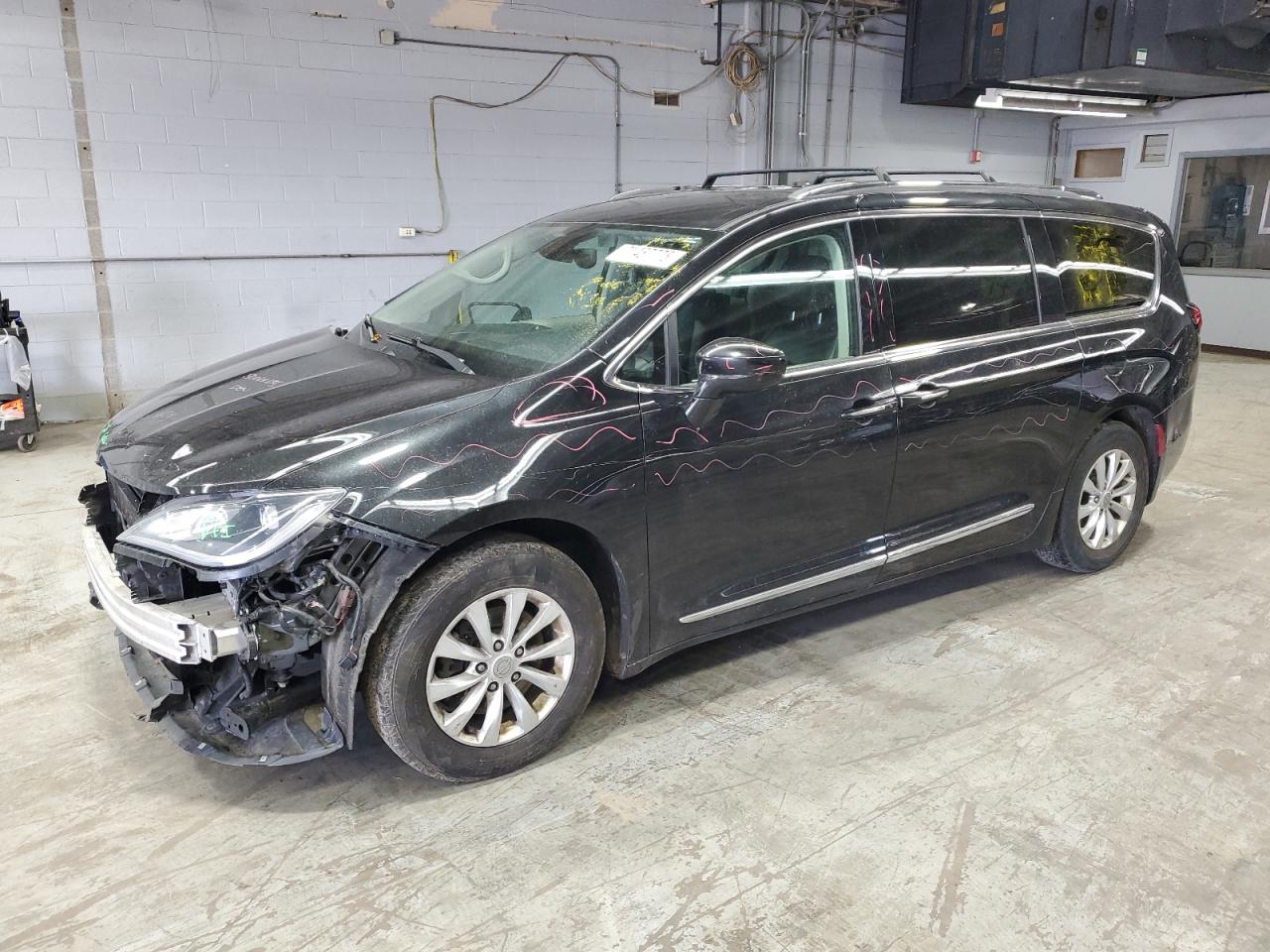  Salvage Chrysler Pacifica