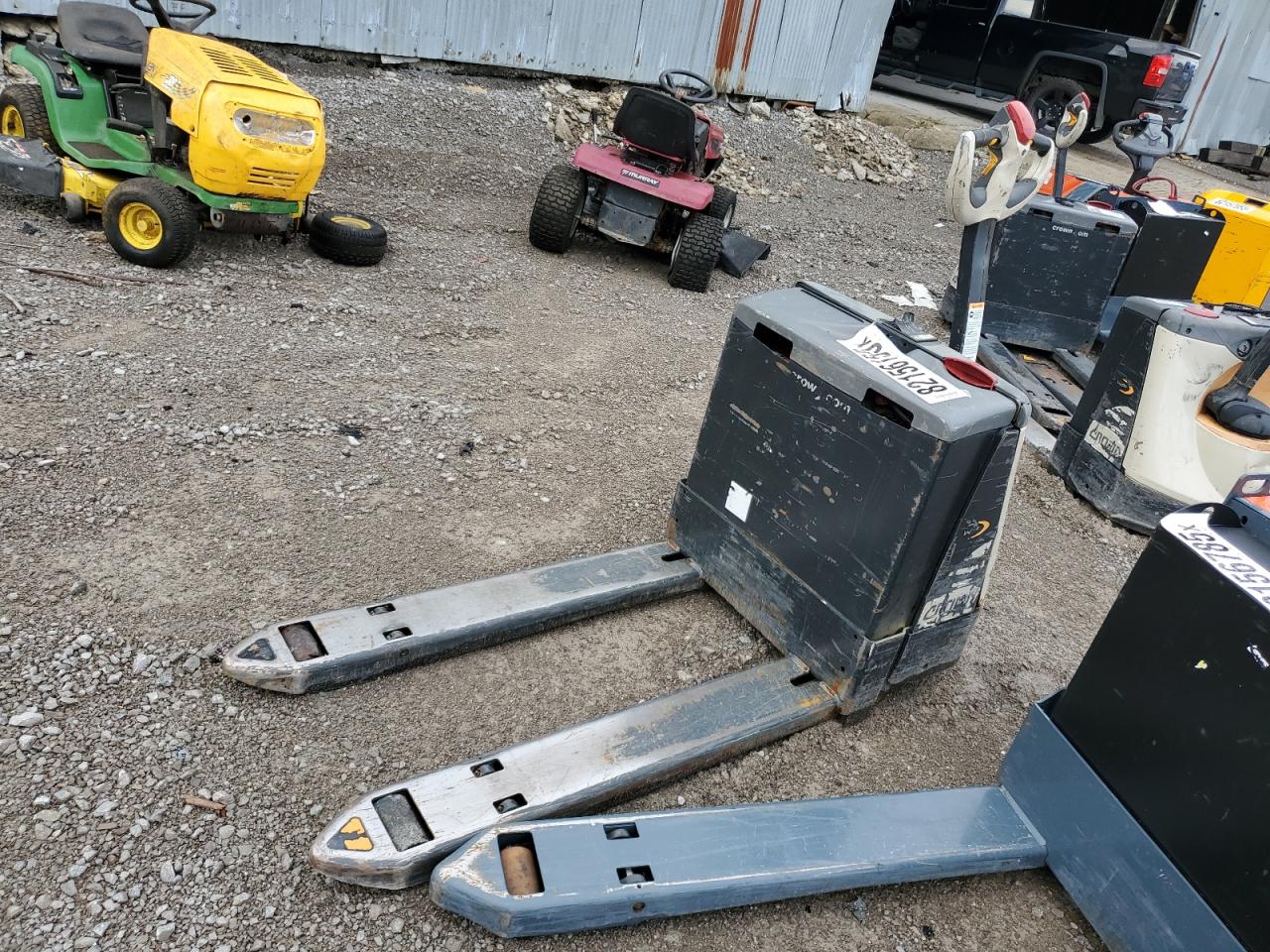 Lot #3246796840 2020 CROWN ELECTRIC PALLET JACK