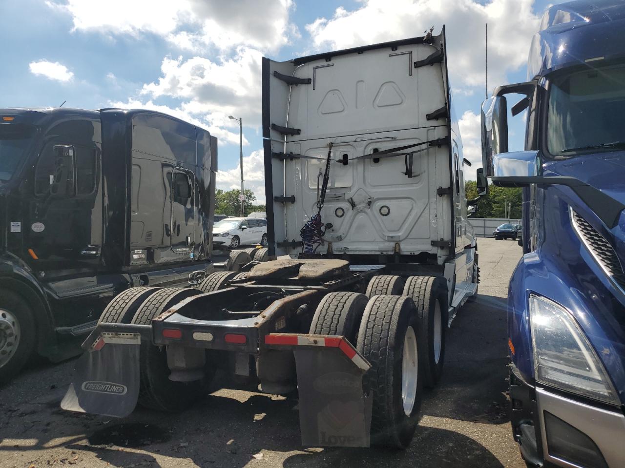 Lot #3242453969 2019 FREIGHTLINER CASCADIA 1