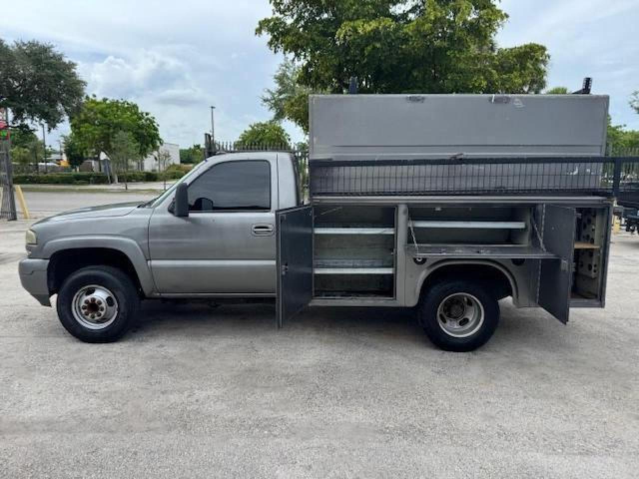 Lot #3240902204 2001 GMC NEW SIERRA C3500