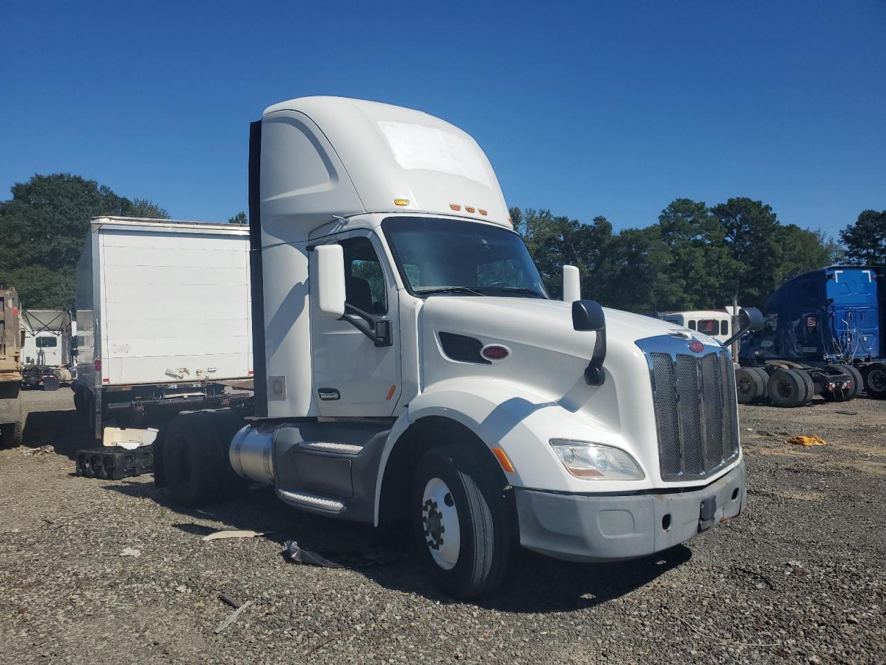 Lot #3246760830 2016 PETERBILT TRACTOR 579