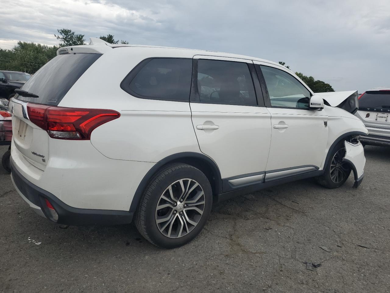 MITSUBISHI OUTLANDER SE
