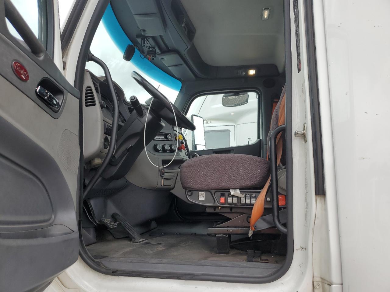 Lot #3285540267 2017 PETERBILT TRACTOR 579