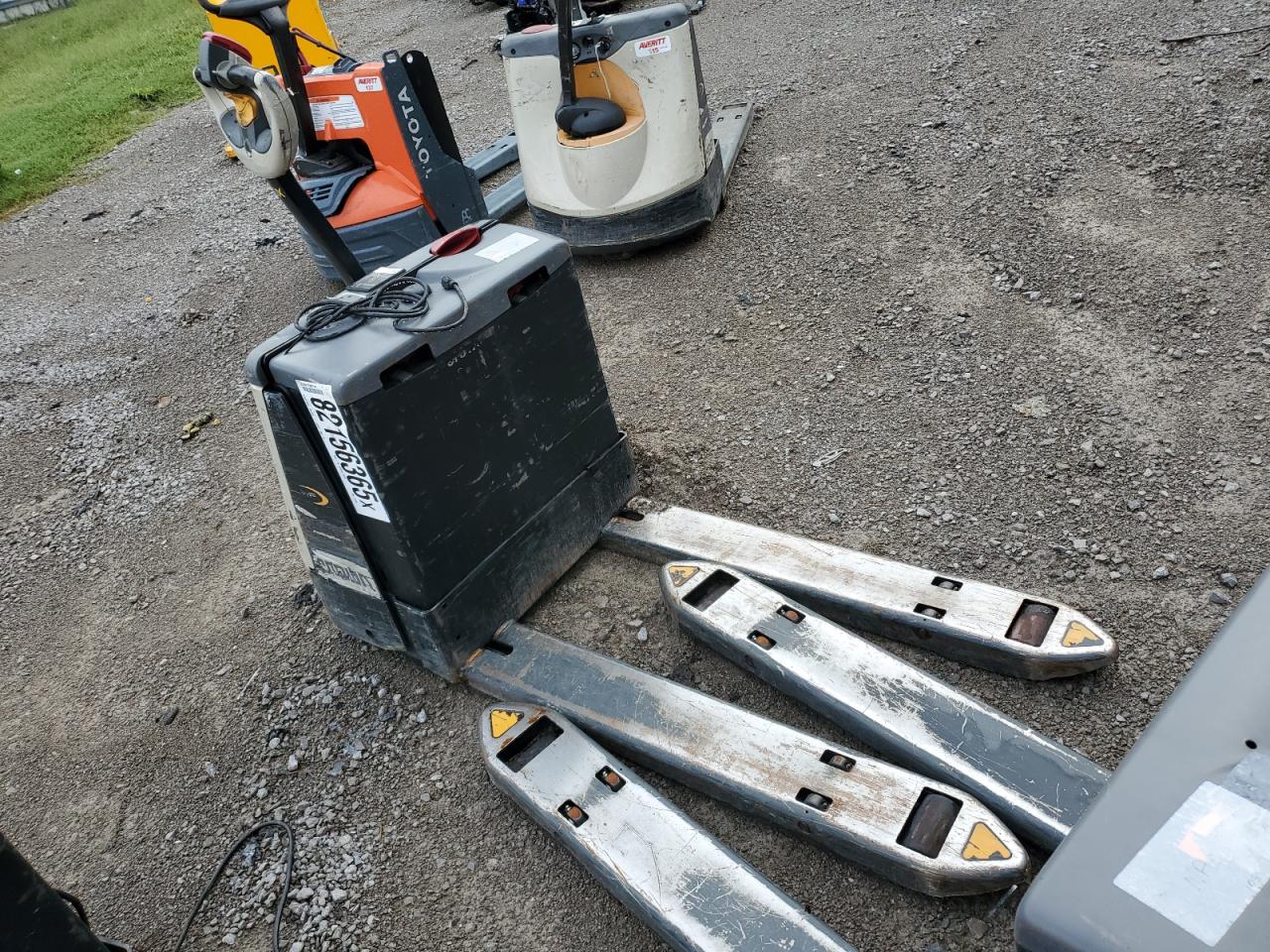 Lot #3246796841 2020 CROWN ELECTRIC PALLET JACK