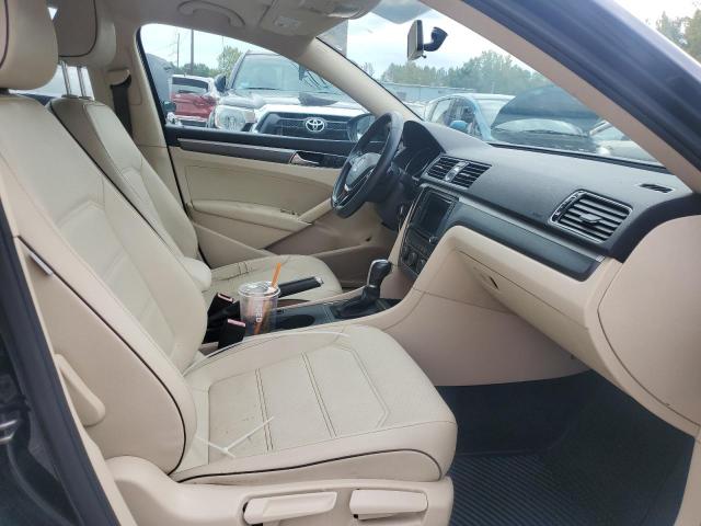 2017 VOLKSWAGEN PASSAT R-L 1VWDT7A36HC037555