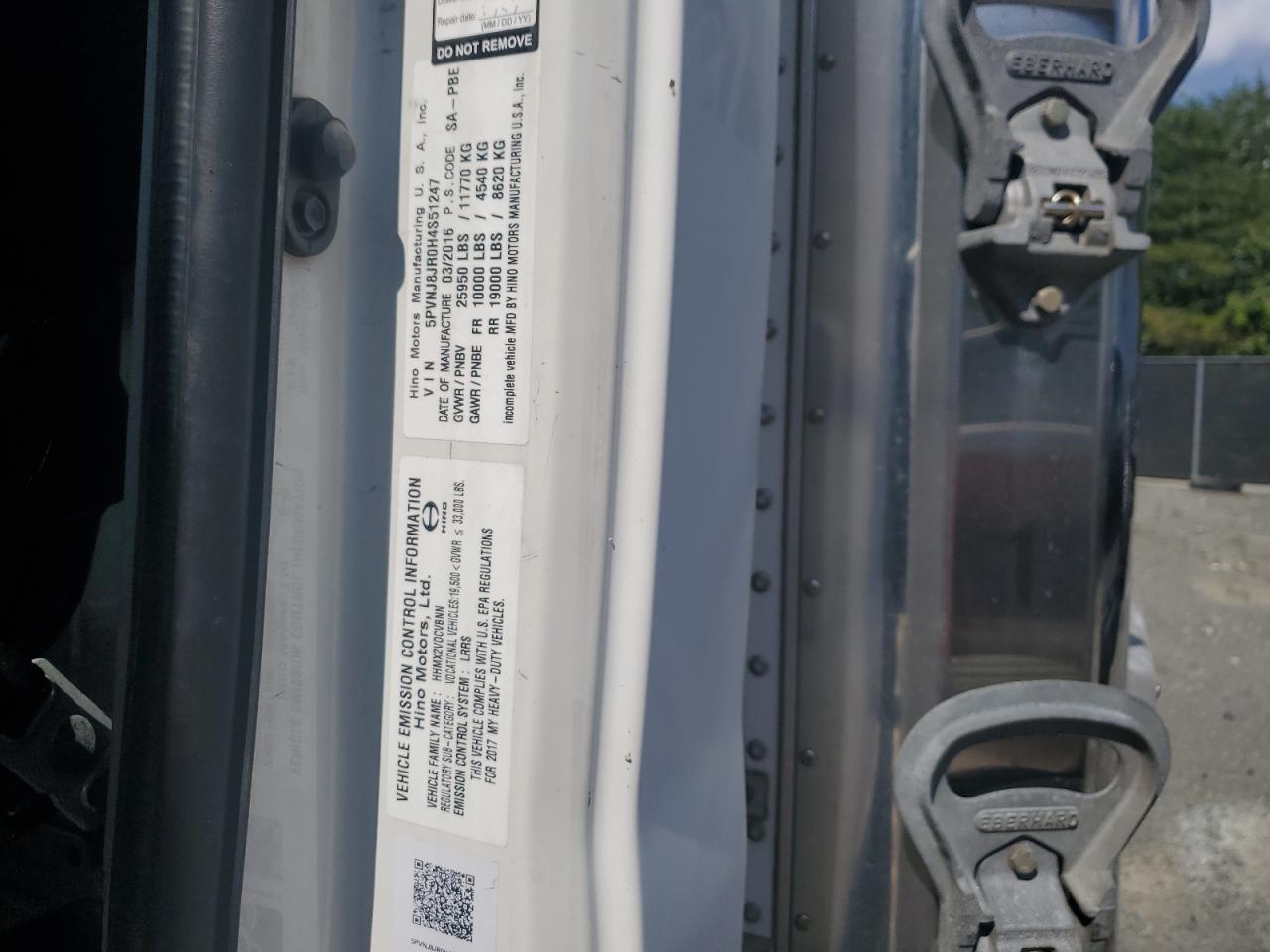 Lot #3240752137 2017 HINO 268