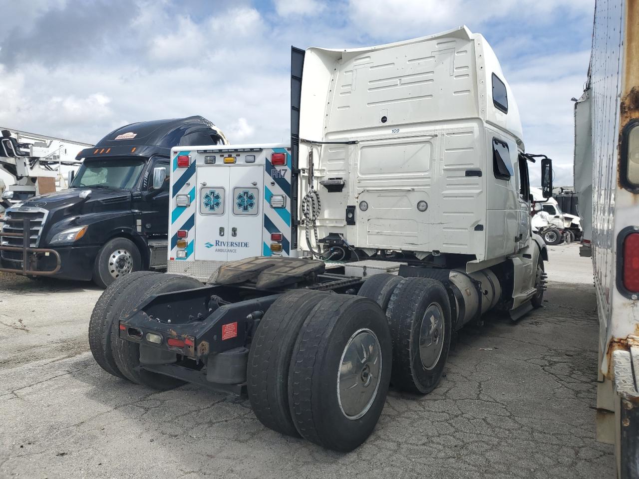 Lot #3262220114 2020 VOLVO VNL