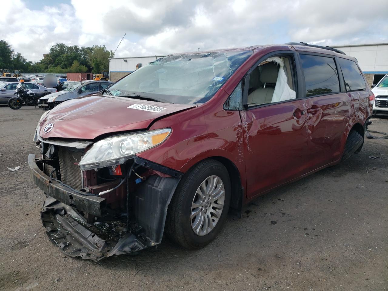 TOYOTA SIENNA XLE