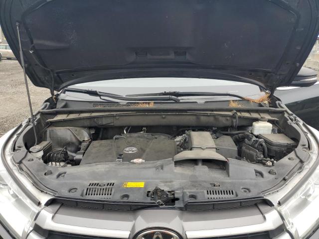 2018 TOYOTA HIGHLANDER SE 5TDJZRFH2JS559656