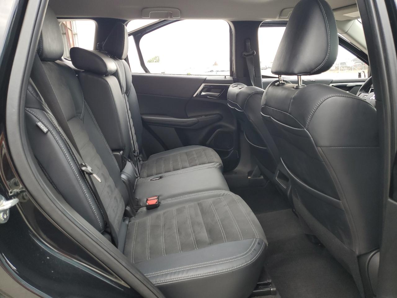 MITSUBISHI OUTLANDER SE