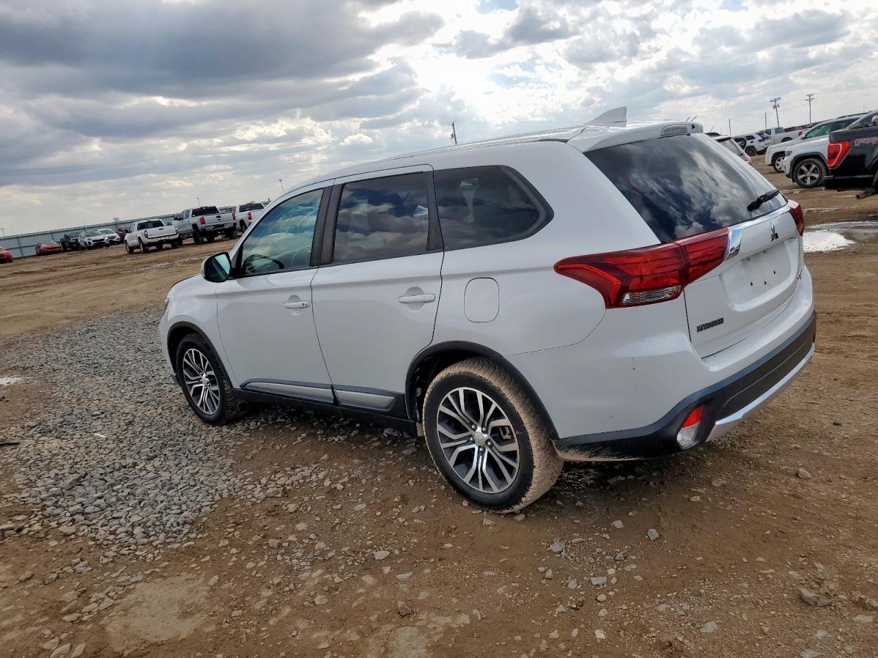 MITSUBISHI OUTLANDER SE