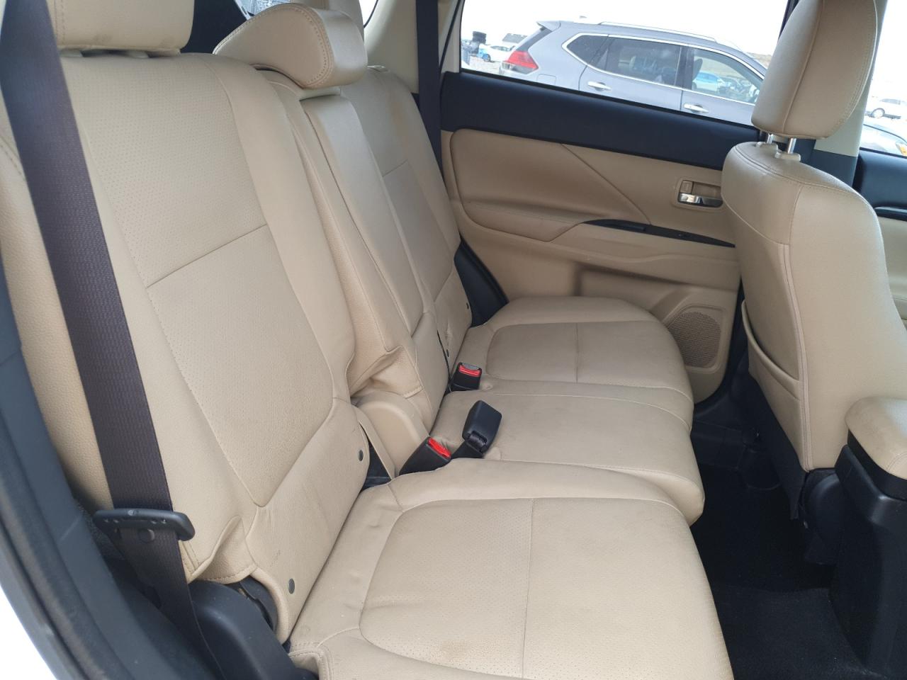 MITSUBISHI OUTLANDER SE