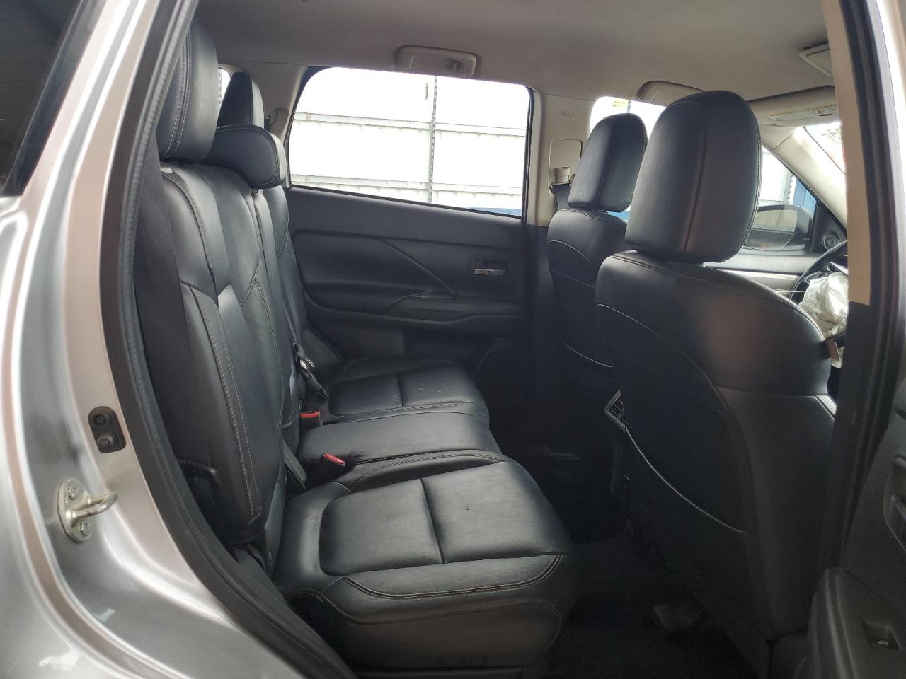 MITSUBISHI OUTLANDER SE