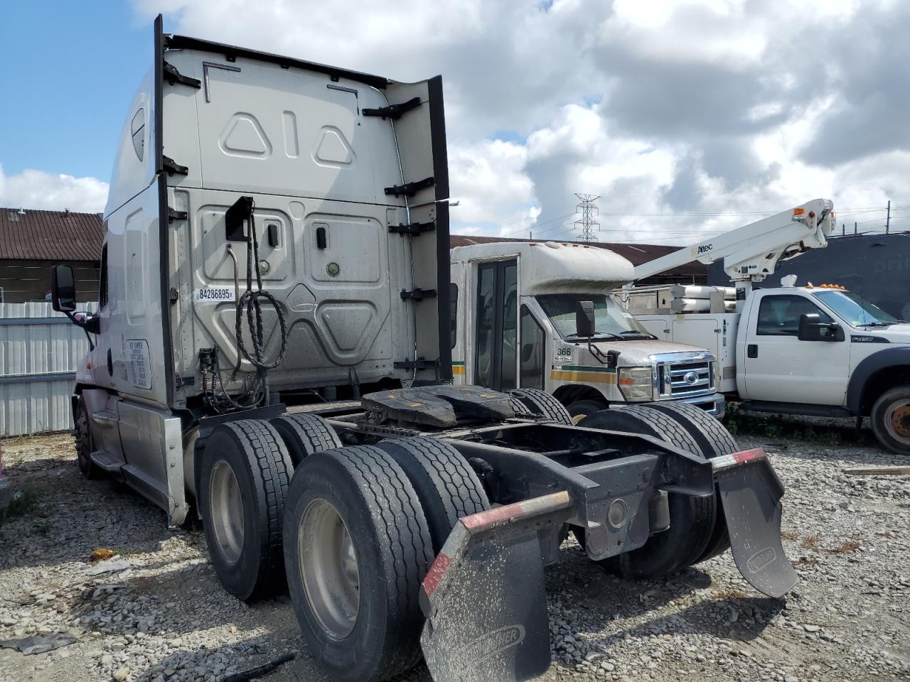 Lot #3282421263 2018 FREIGHTLINER CASCADIA 1