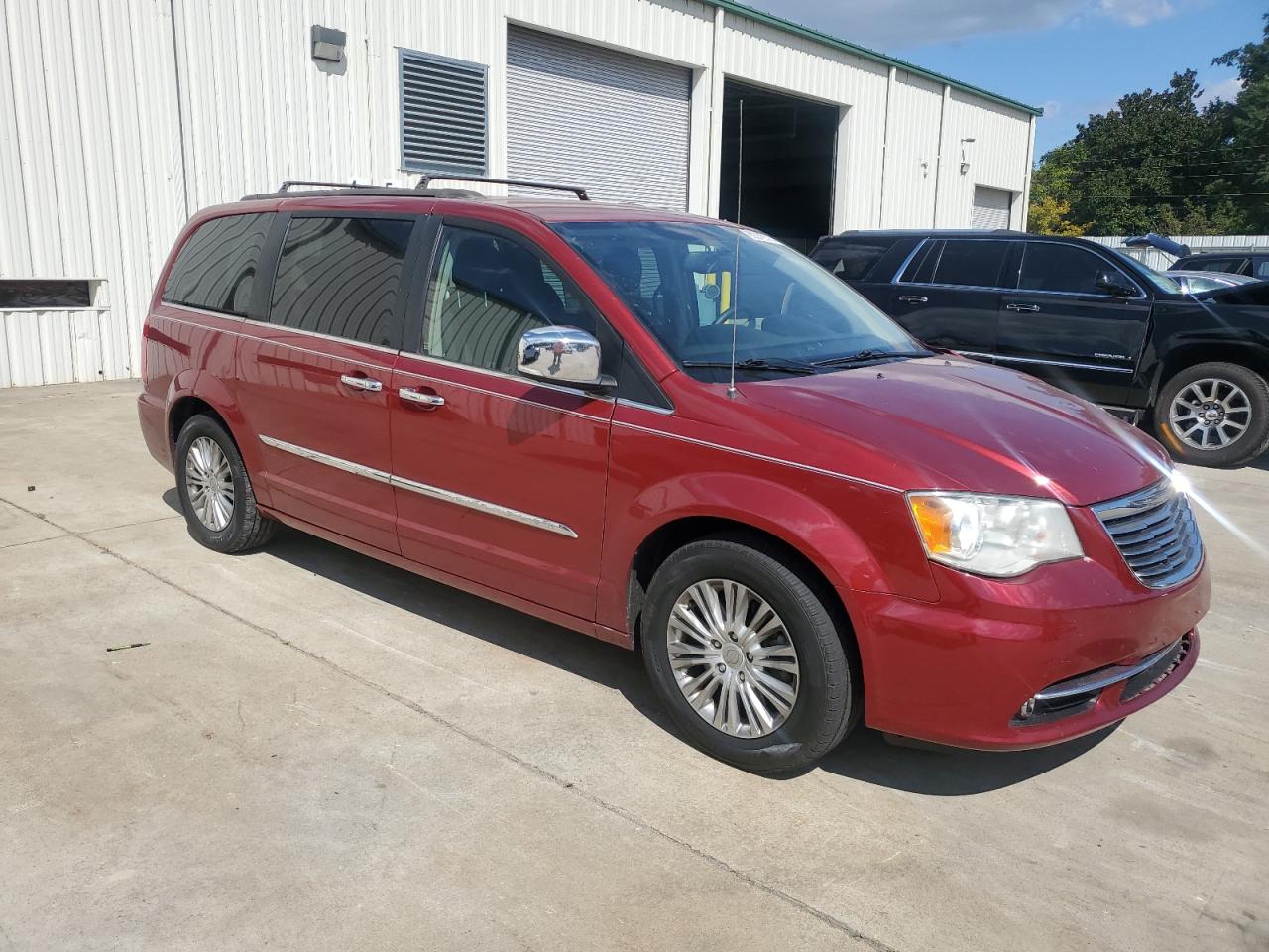 CHRYSLER TOWN & COUNTRY TOURING L