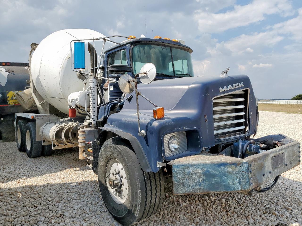 Lot #3305436440 2005 MACK CONCRETE F