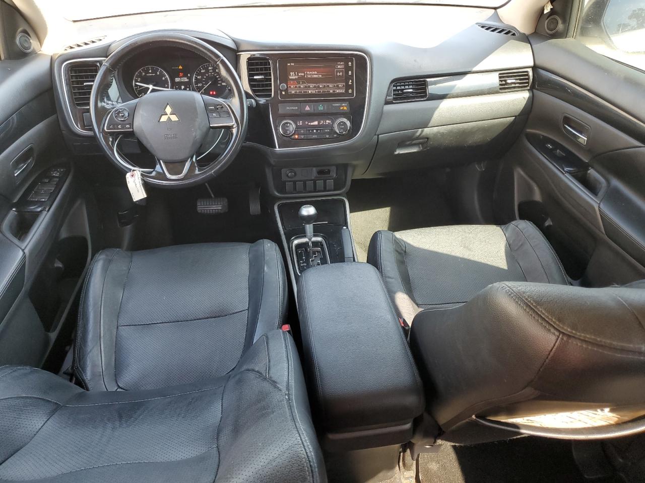 MITSUBISHI OUTLANDER SE