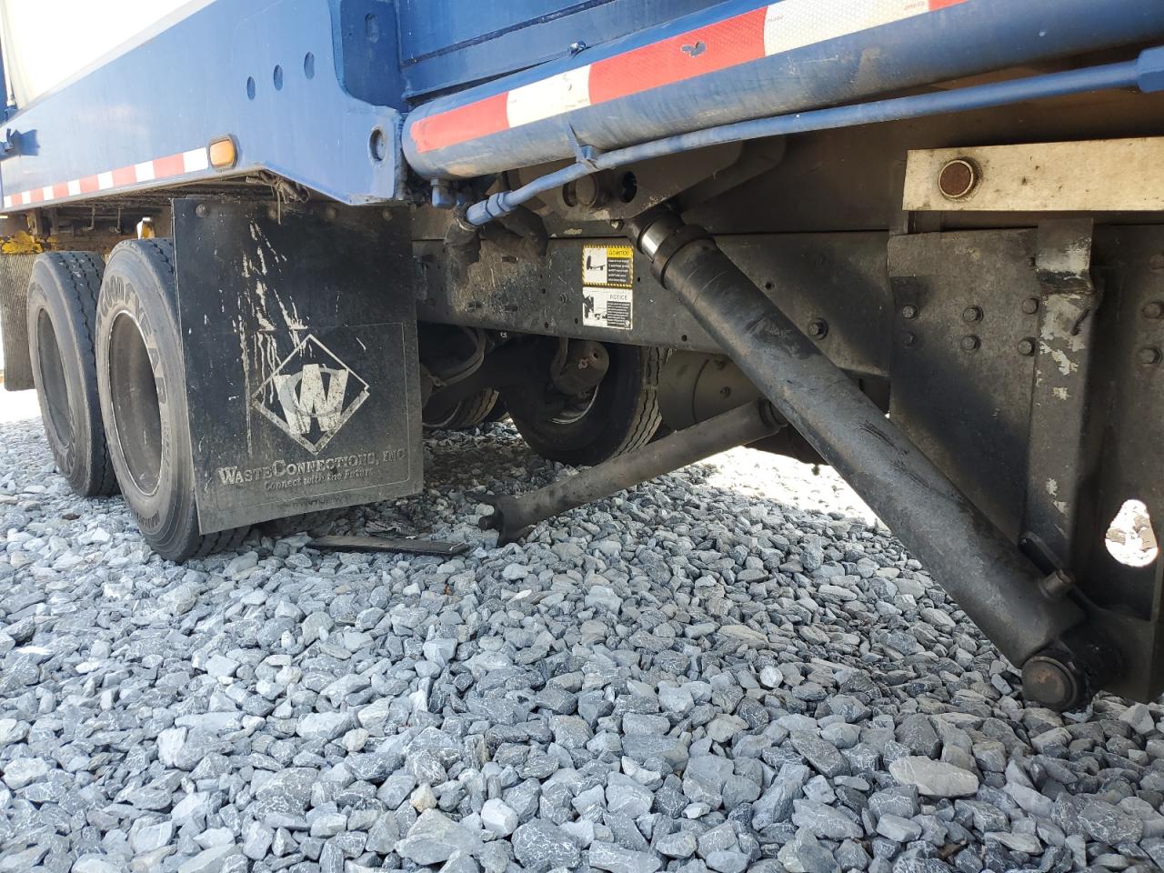 Lot #3309290625 2011 MACK 600 MRU600