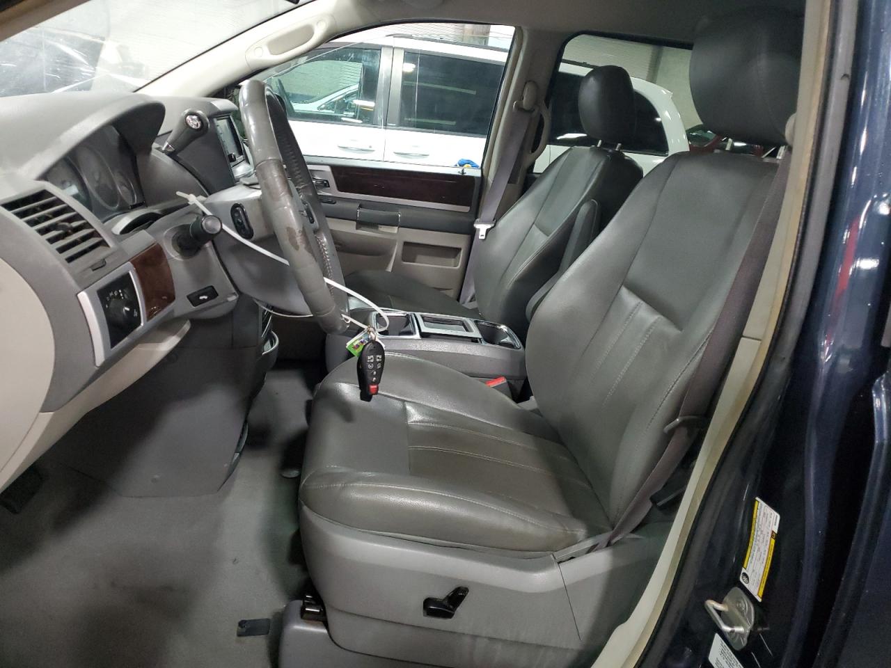 Lot #3274696819 2009 CHRYSLER TOWN & COU