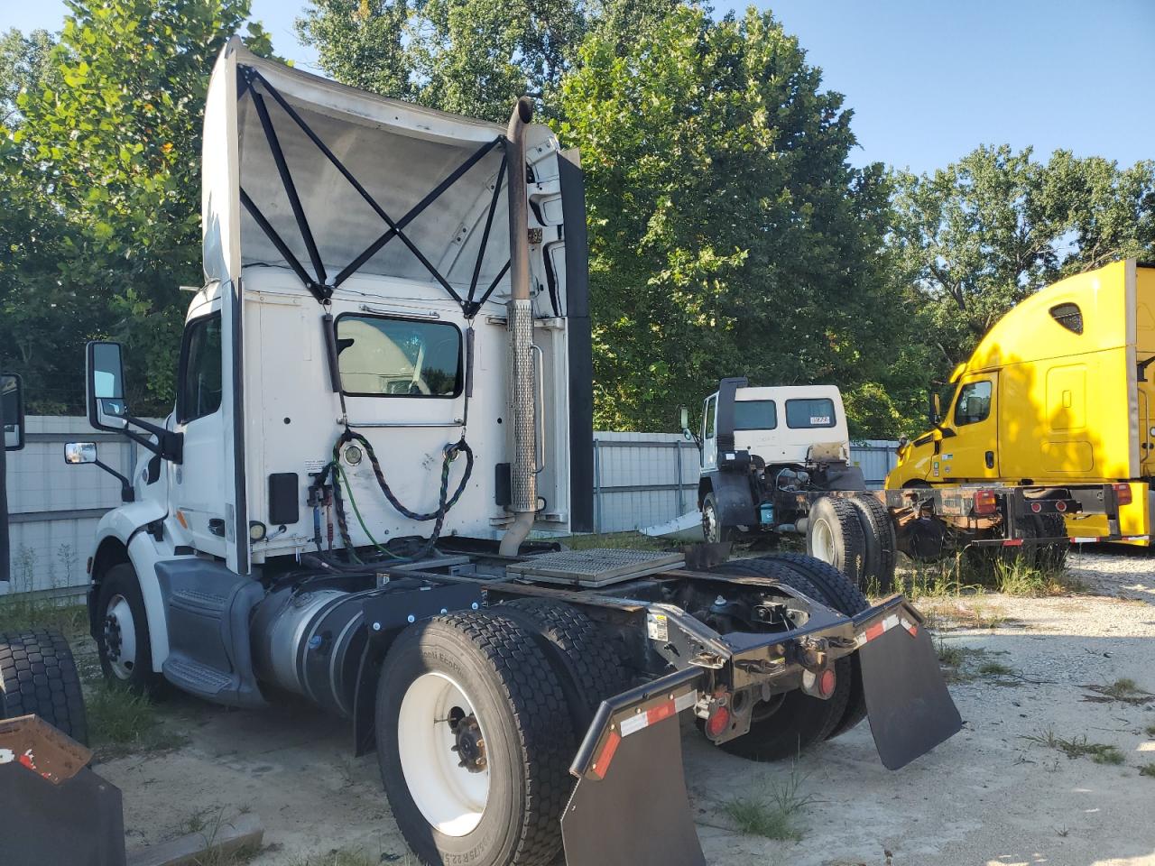 Lot #3234900426 2019 PETERBILT TRACTOR 579