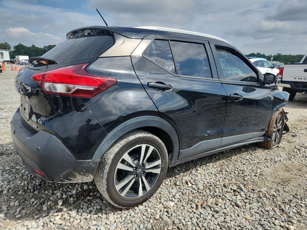 NISSAN KICKS SV