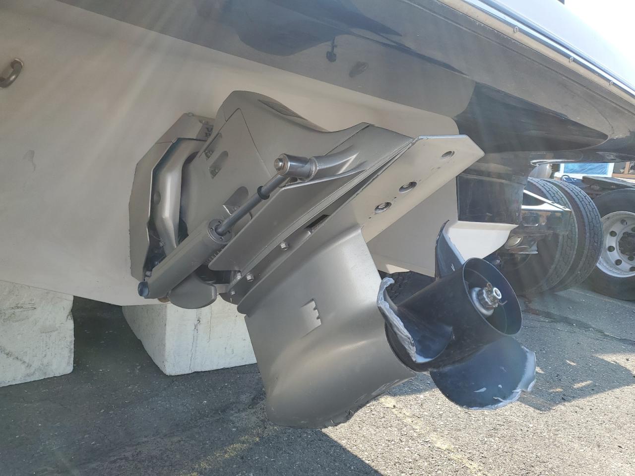 Lot #3257140220 2006 BLUE WATER BOAT