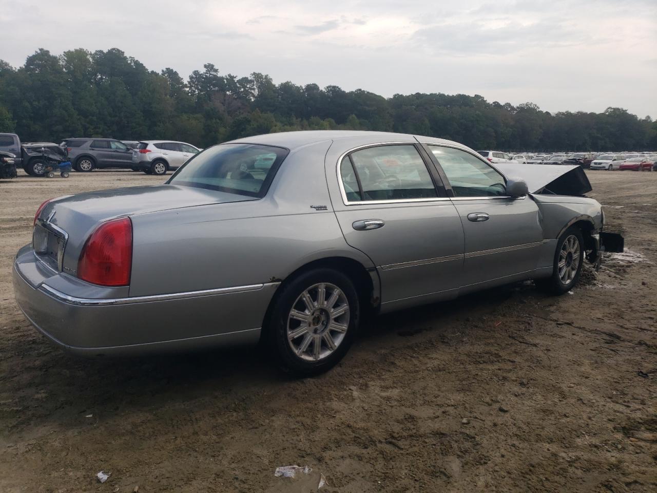 Lot #3275655797 2006 LINCOLN TOWN CAR S
