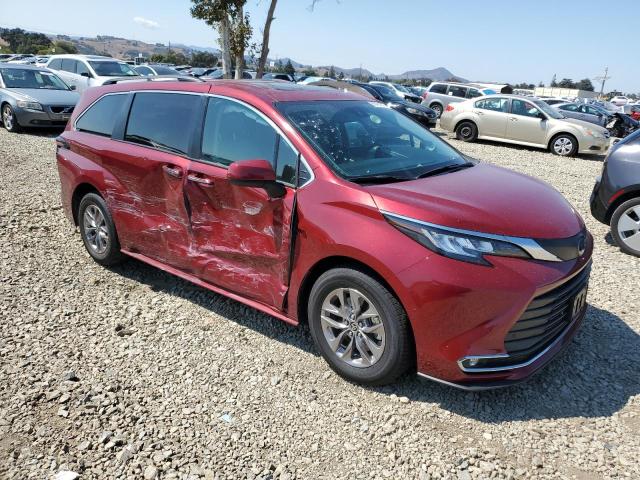 2021 TOYOTA SIENNA XLE 5TDJRKEC0MS022429