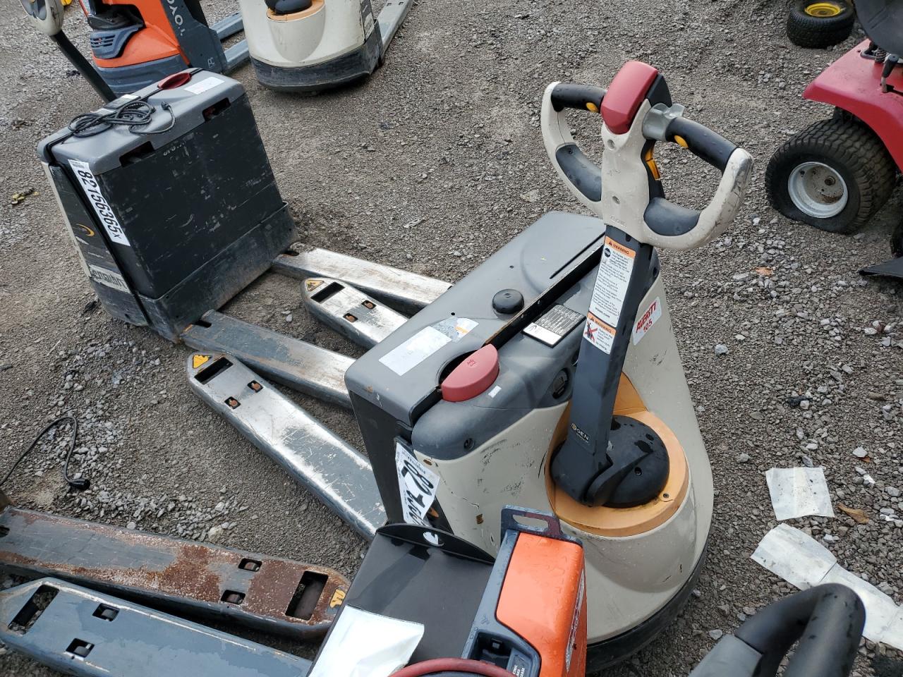 Lot #3246796839 2020 CROWN ELECTRIC PALLET JACK