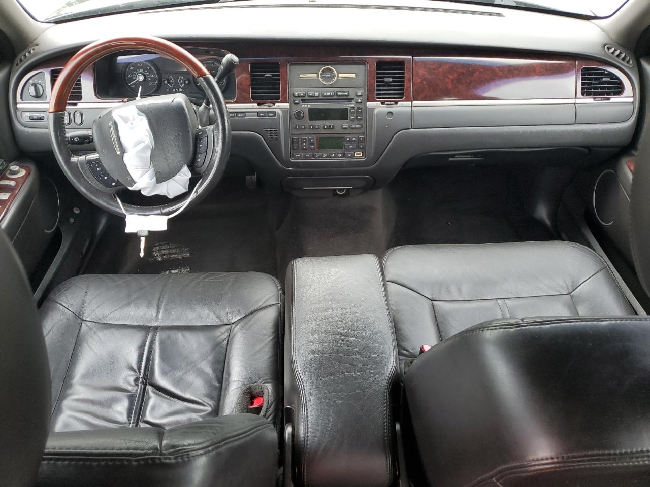 LINCOLN TOWN CAR SIGNATURE LIMITED