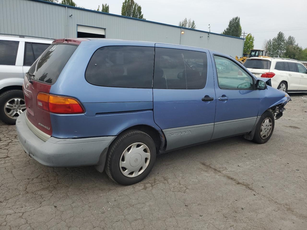 Lot #3242712946 2000 TOYOTA SIENNA CE