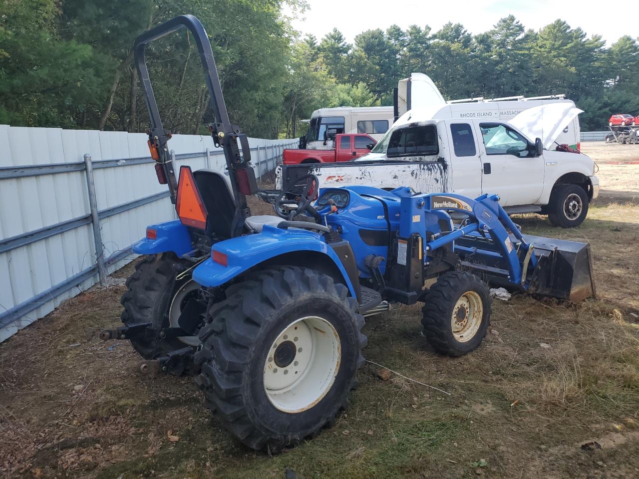 Lot #3253759013 2004 NEWH TRACTOR