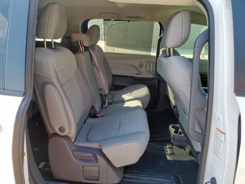 2021 TOYOTA SIENNA LE 5TDKRKEC2MS058885