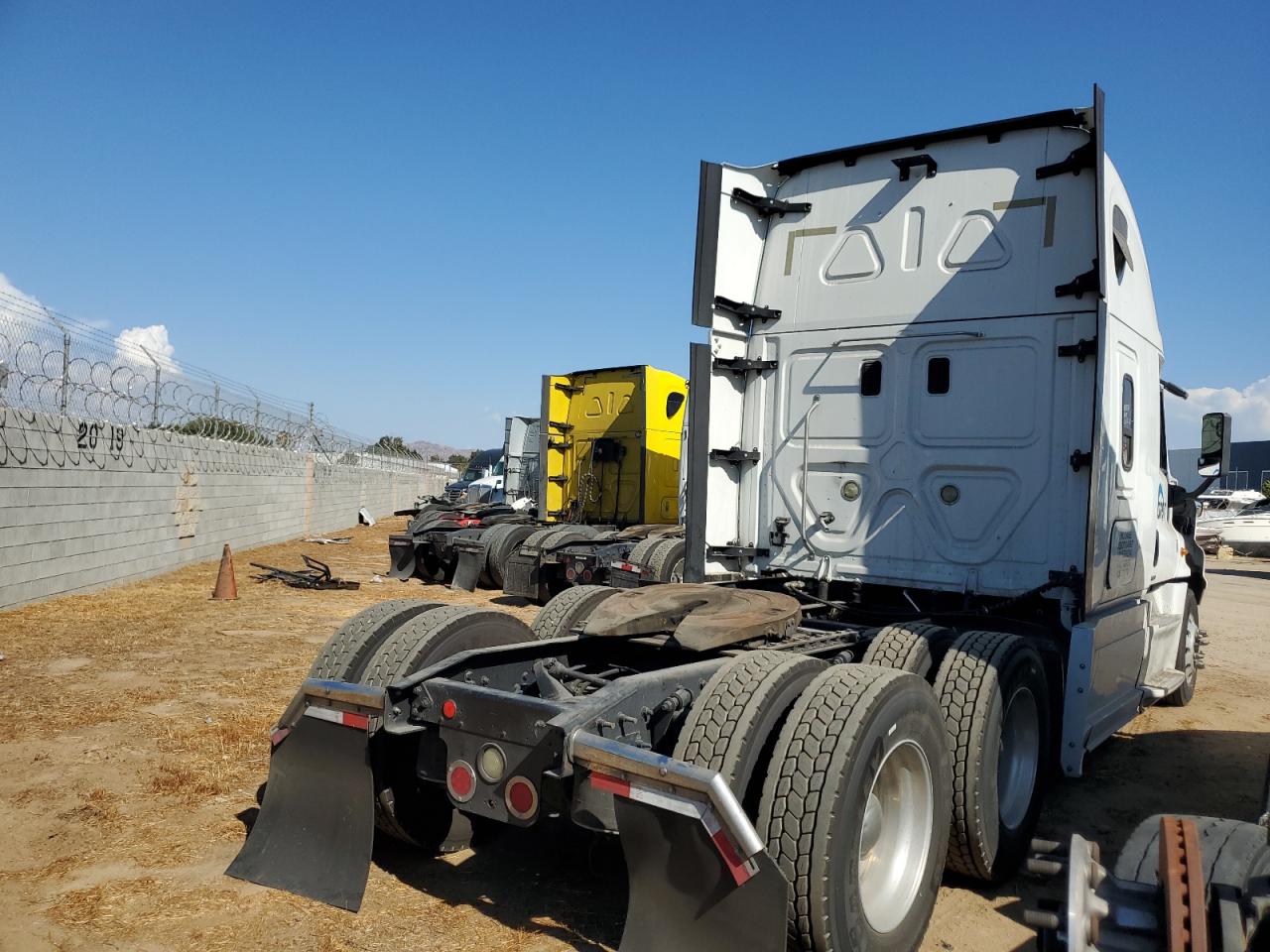 Lot #3237033022 2014 FREIGHTLINER CASCADIA 1