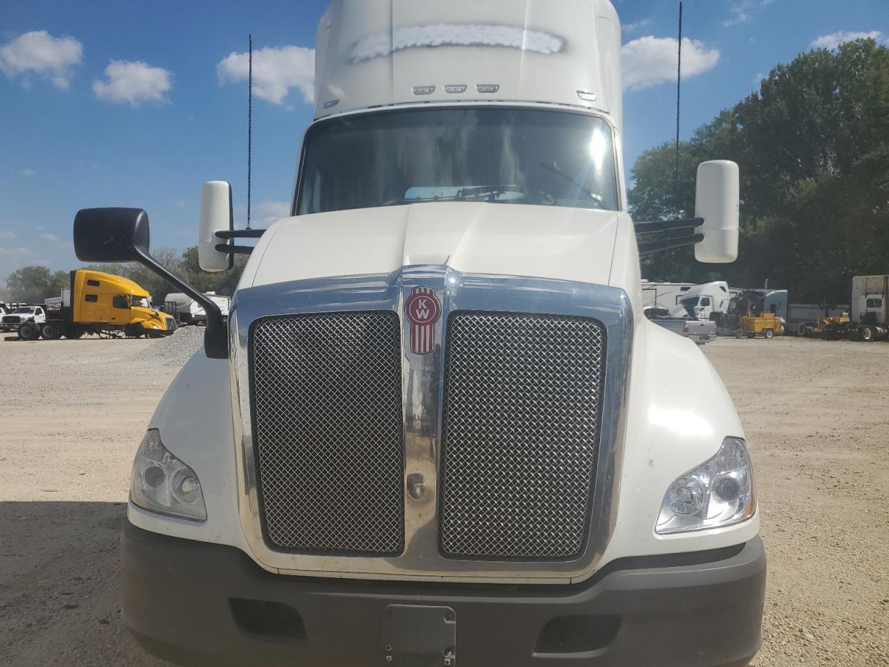 Lot #3266057333 2017 KENWORTH T680