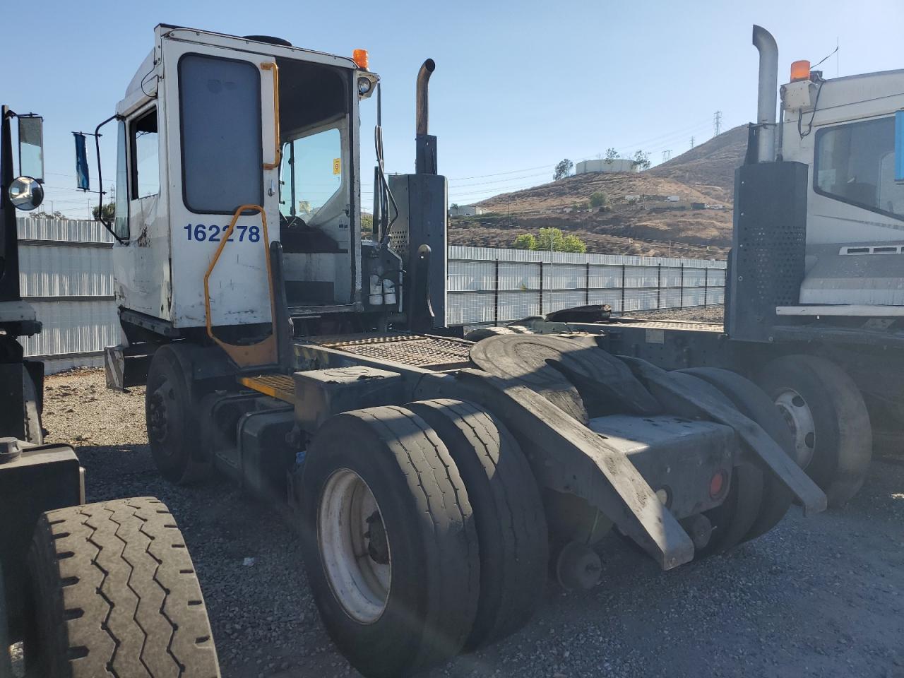 Lot #3285682685 2016 OTTAWA YARD TRACTOR OTTAWA4X2