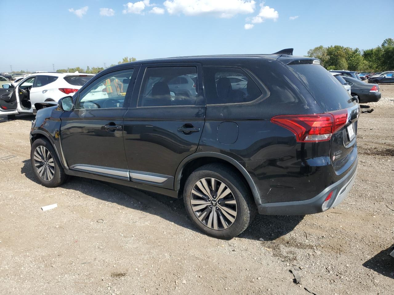 MITSUBISHI OUTLANDER SE