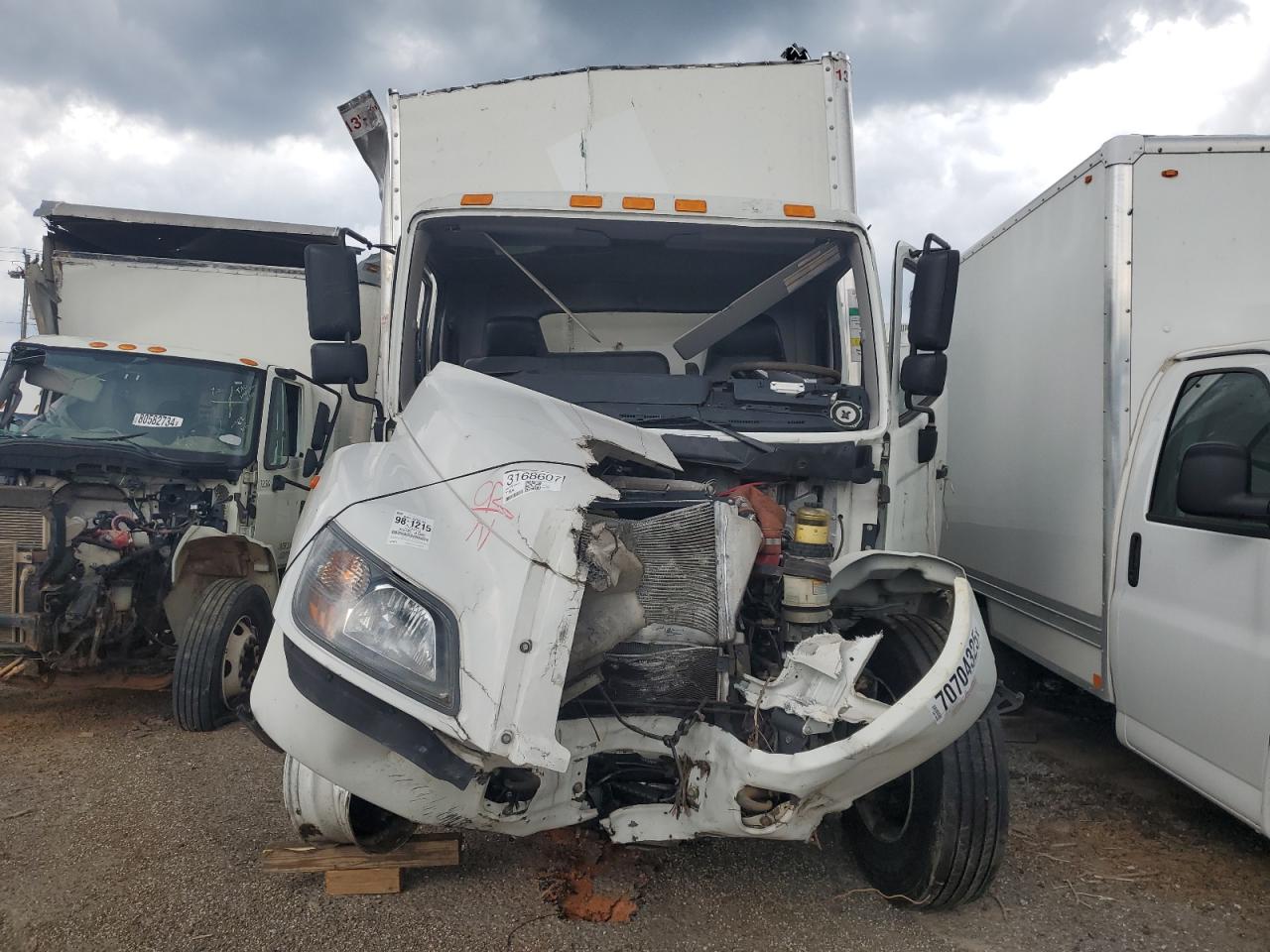 Lot #3235029979 2023 HINO HINO L6