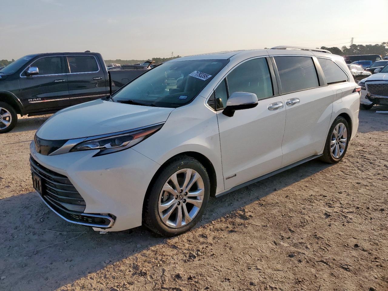 Salvage Toyota Sienna