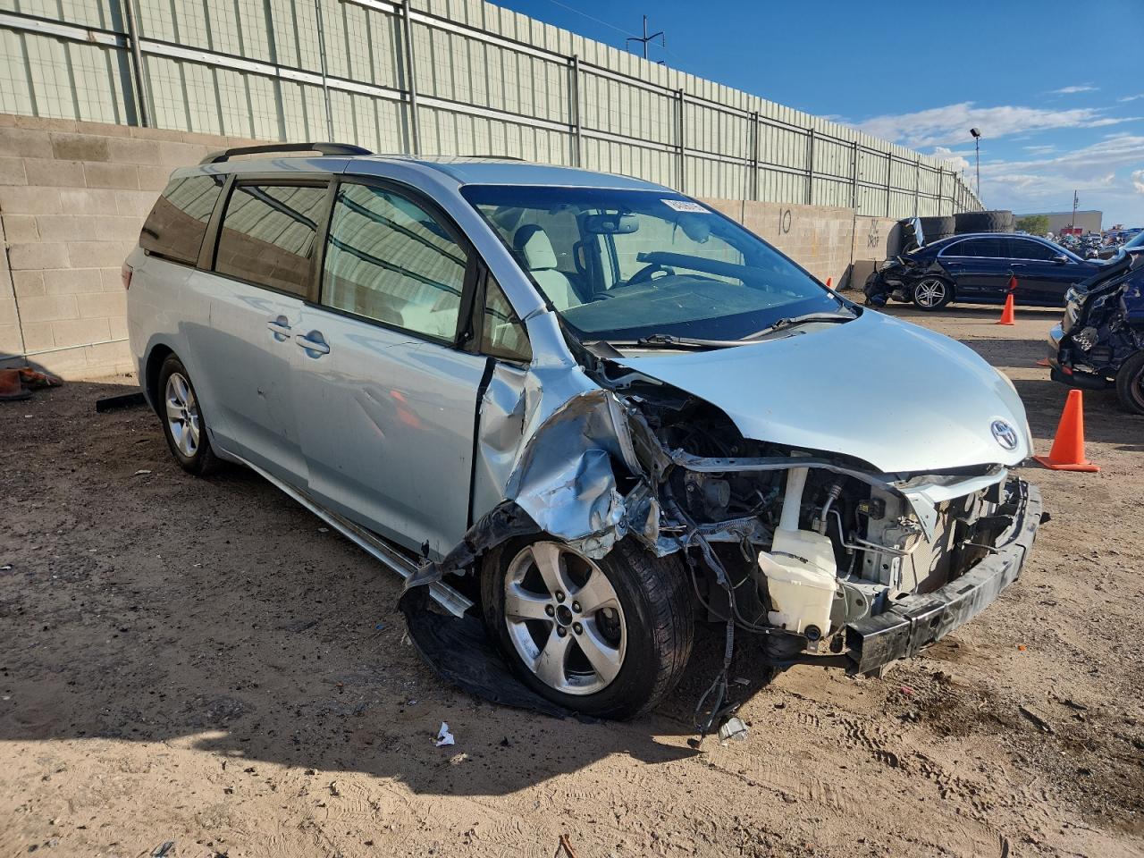 Lot #3274692798 2015 TOYOTA SIENNA LE