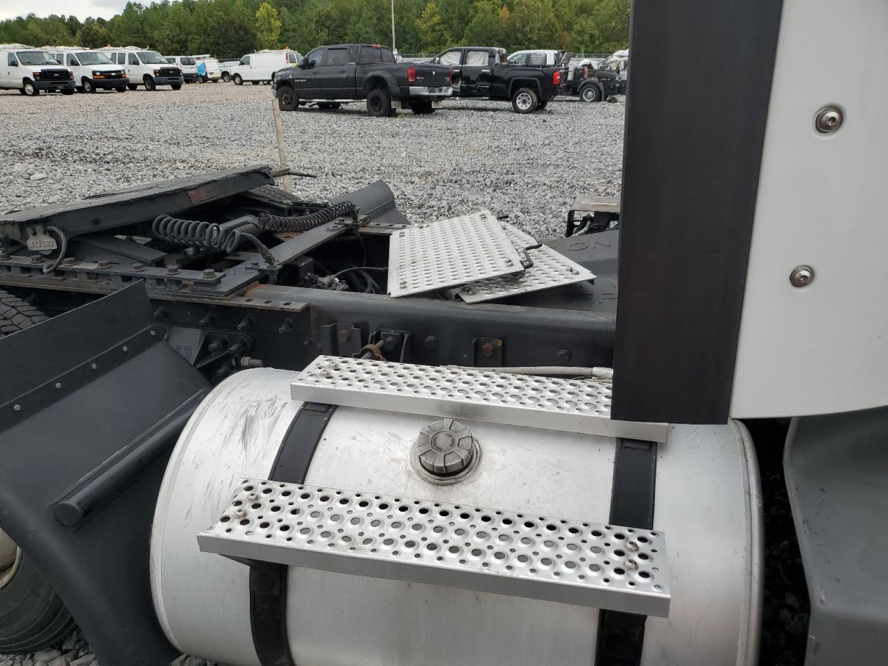 Lot #3279496261 2019 INTERNATIONAL LT625