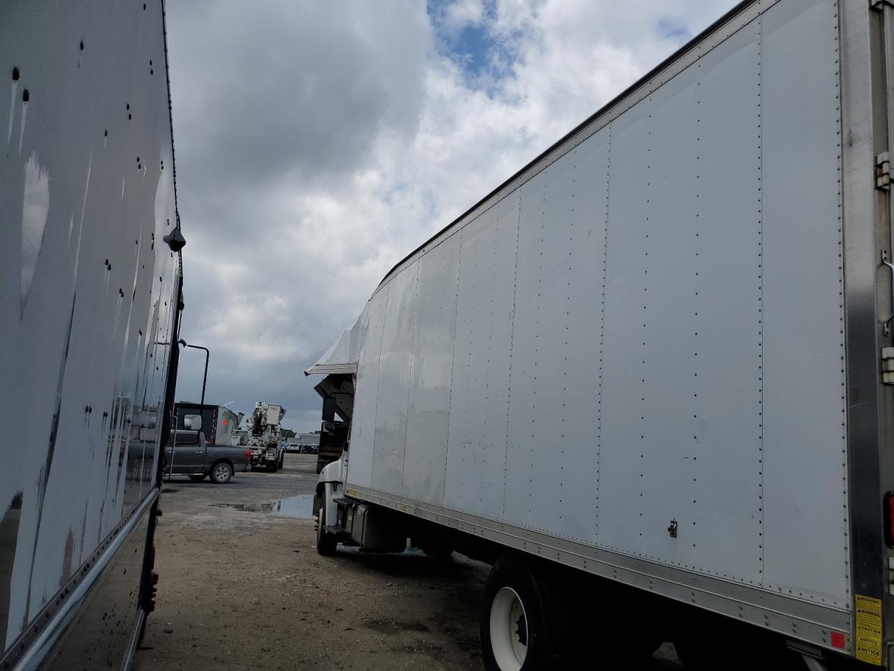 Lot #3304609457 2019 HINO 258/268