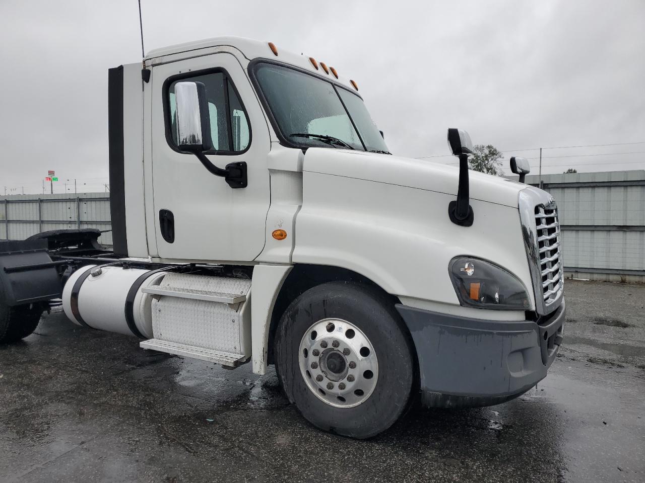 Lot #3264427434 2018 FREIGHTLINER CASCADIA 1