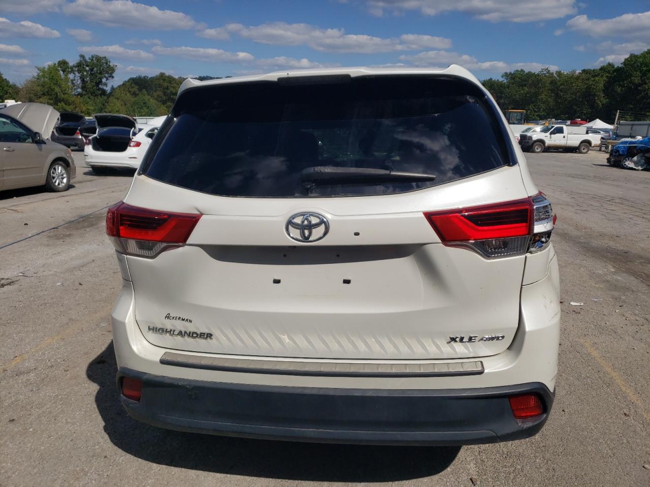 TOYOTA HIGHLANDER SE